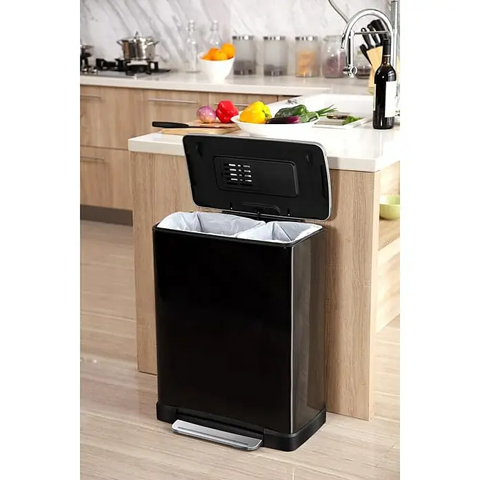 Proregal Treteimer Stilvoller rechteckiger Treteimer mit extra breitem Pedal - 46 l, Edelstahl, Schwarz, Deckel Edelstahl - Schwarzer, rechteckiger Treteimer mit offenem Deckel in einer Küche, der für Abfalltrennung konzipiert ist.