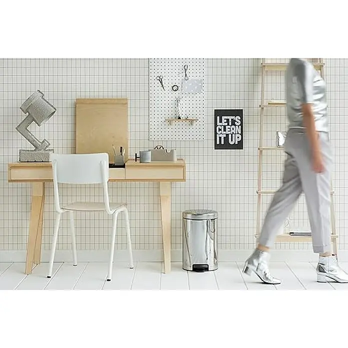 Proregal Treteimer Brabantia Klassischer Tretmülleimer mit Soft-Verschluss - 12 l, Metall, Edelstahl - Das Bild zeigt einen aufgeräumten Arbeitsbereich mit einem hellen Schreibtisch, einem weißen Stuhl und einem silberfarbenen Papierkorb.