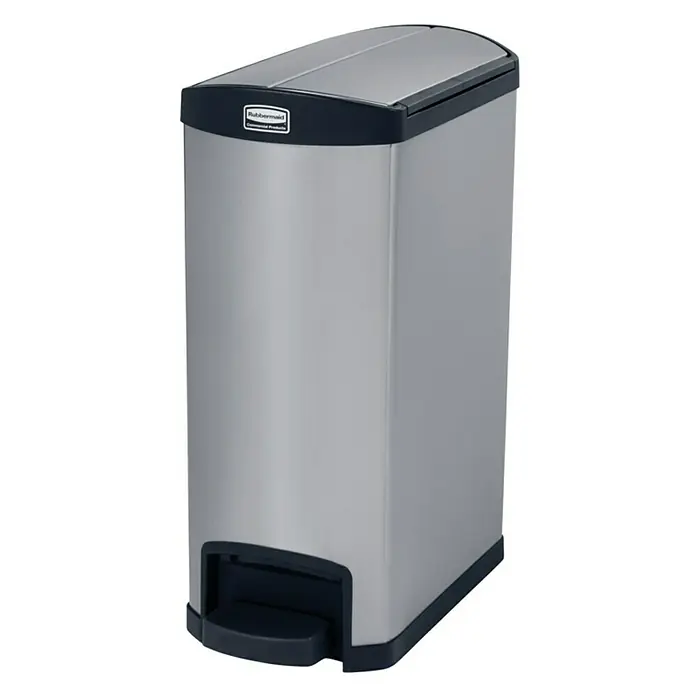 Proregal Treteimer Rubbermaid Slim Jim Step On Container End Step Pedal-Abfalleimer - 50 l, Kunststoff, Silber mit schwarzem Akzentstreifen - Ein freistehender, rechteckiger, silberfarbener Rubbermaid-Treteimer mit schwarzem Deckel und Fußpedal.