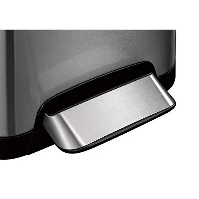 Proregal Treteimer Modern designter Treteimer zur Abfallscheidung aus gebürstetem Edelstahl - 20 l, Edelstahl, Edelstahl - Detailaufnahme des Fußpedals eines modernen, silberfarbenen Treteimers mit schwarzer Umrandung.