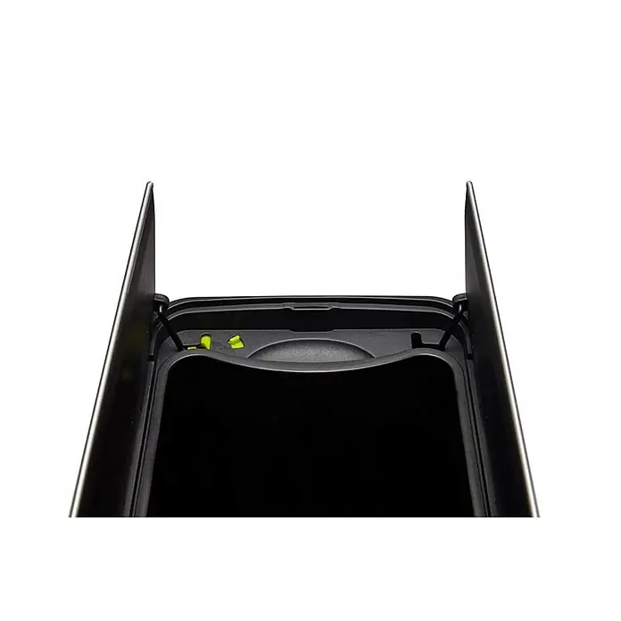 Proregal Treteimer Modern designter Treteimer zur Abfallscheidung aus gebürstetem Edelstahl - 20 l, Edelstahl, Edelstahl - Innenansicht eines schwarzen Papierkorbs mit zwei vertikalen, spitz zulaufenden Elementen. Der Fokus liegt auf dem Abfallbehälter.