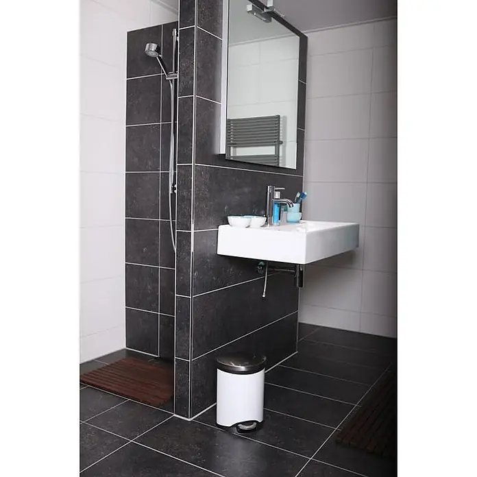 Proregal Treteimer Auffallender muschelförmiger Treteimer - 6 l, Edelstahl, Weiß - Modernes Badezimmer mit grauen Fliesen, einer weißen Aufsatzwaschbecken-Kombination und einem eleganten, weißen Treteimer unter dem Waschbecken.