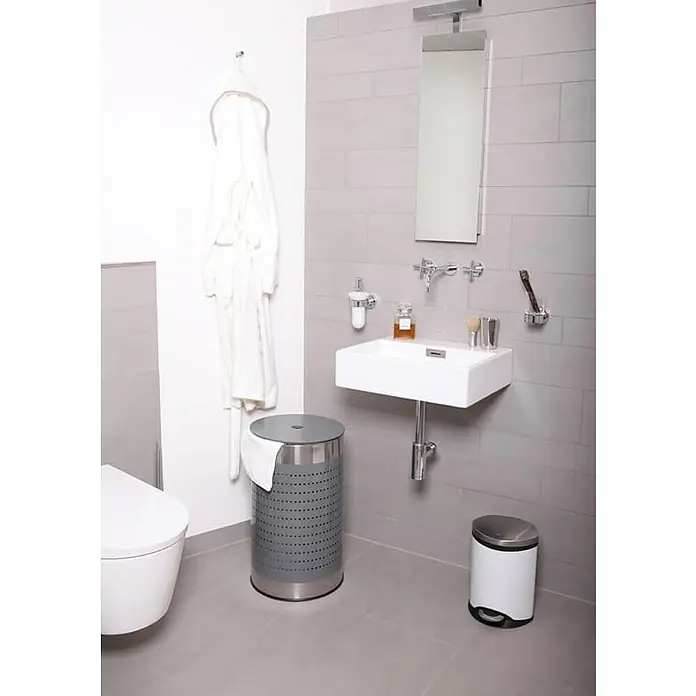 Proregal Treteimer Auffallender muschelförmiger Treteimer - 6 l, Edelstahl, Weiß - Helles Badezimmer mit einem weißen Waschbecken, einem Spiegel und zwei Mülleimern aus Metall. Ein weißer Bademantel hängt an der Wand.