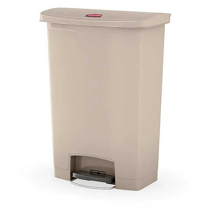 Proregal Treteimer Rubbermaid Slim Jim Step On Container Front Step Pedal-Abfalleimer - 90 l, Kunststoff, Beige - Ein beiger Rubbermaid Step-On-Abfalleimer mit einem roten Logo auf dem Deckel und einem silberfarbenen Pedal.
