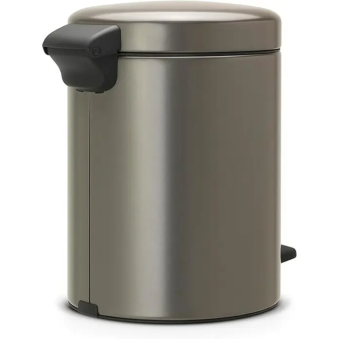 Proregal Treteimer Brabantia Klassischer Tretmülleimer mit Soft-Verschluss - 5 l, Metall, Platin - Silberner Treteimer mit schwarzem Deckel und Fußpedal. Der Mülleimer ist aus Metall und hat eine glänzende Oberfläche.
