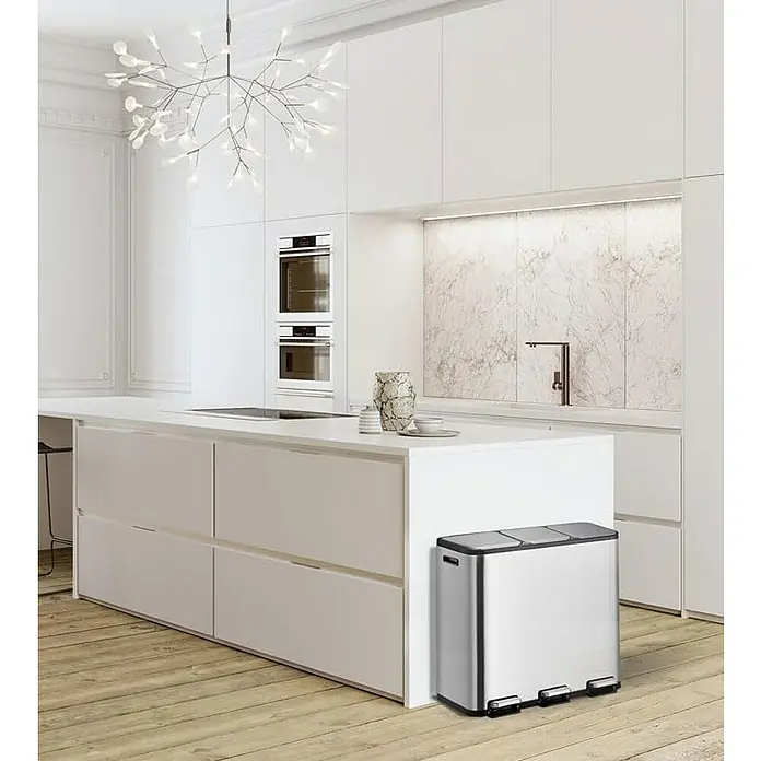 Proregal Treteimer - 45 l, Edelstahl, Silber - Küchenszene mit einem stilvollen, silberfarbenen Abfalltrennsystem, das sich nahtlos in das moderne Design einfügt.