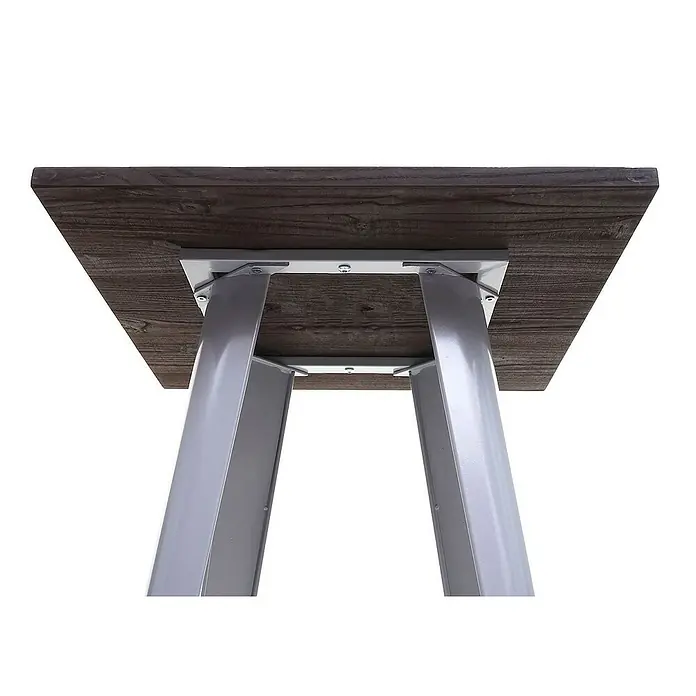 Chefgastro Garten-Stehtisch mit Holz-Tischplatte - L x B x H: 60 x 60 x 107 cm, Eckig, Grau - Detailansicht eines quadratischen Tisches mit dunkler Holzplatte und silberfarbenem Metallgestell, aufgenommen von unten.