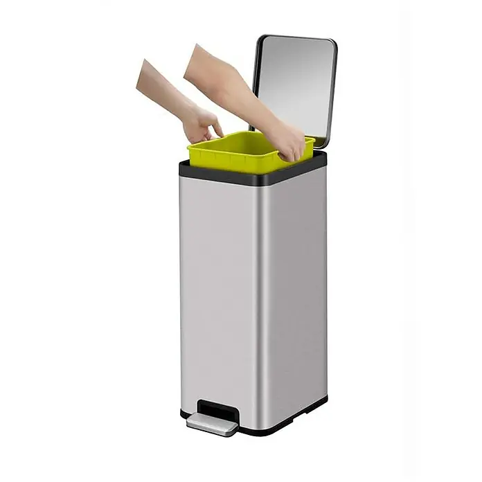 Proregal Treteimer Kompakter und funktionaler Treteimer aus mattgrauem Edelstahl - 30 l, Edelstahl, Silber - Bild eines rechteckigen, silberfarbenen Tretmülleimers mit offenem Deckel und gelbem Innenbehälter, in den jemand etwas wirft.