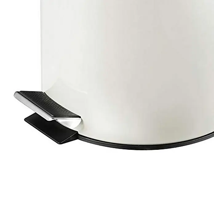 Proregal Treteimer Runder Tretabfallsammler mit herausnehmbaren Kunststoff-Inneneimer - 12 l, Metall, Weiß - Detailaufnahme eines weißen Treteimers mit Pedal. Das schlichte Design und die praktische Funktion machen den Mülleimer zu einem stilvollen Alltagshelfer.