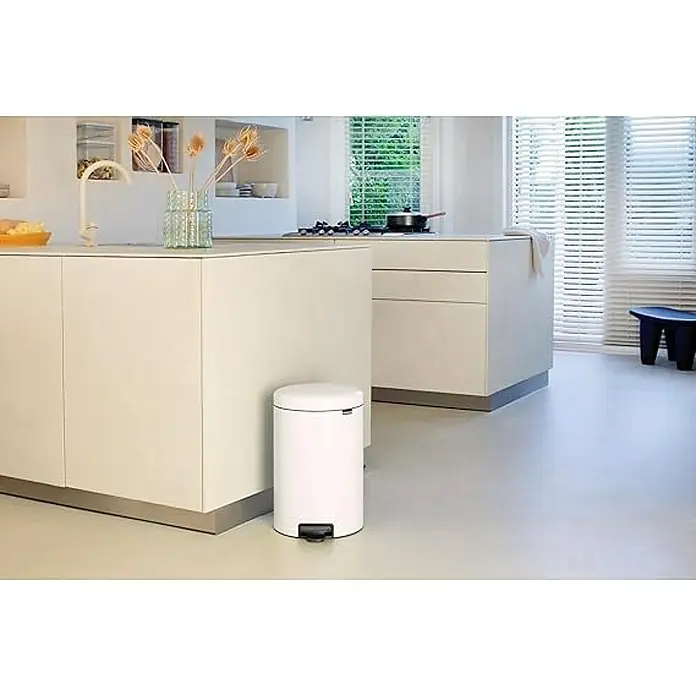 Proregal Treteimer Brabantia Klassischer Tretmülleimer mit Soft-Verschluss - 20 l, Metall, Weiß - Diese Aufnahme zeigt einen weißen Brabantia Treteimer in einer modernen Küche mit hellen Oberflächen und viel Tageslicht.