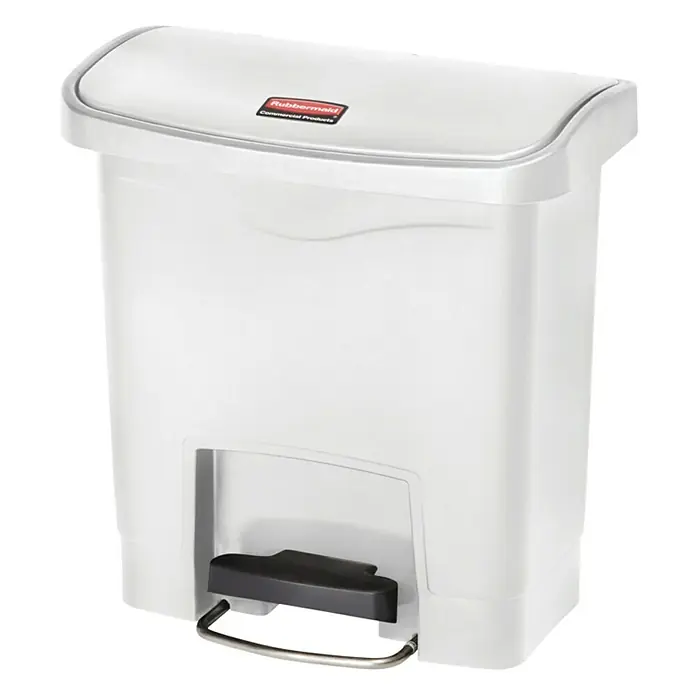 Proregal Treteimer Rubbermaid Slim Jim Step On Container Front Step Pedal-Abfalleimer - 15 l, Kunststoff, Weiß - Ein weißer Rubbermaid-Treteimer für den gewerblichen Gebrauch mit schwarzem Pedal und Deckel.