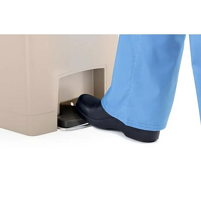 Proregal Treteimer - 40 l, Edelstahl, Schwarz, Deckel Edelstahl - Fuß betätigt den Tretmechanismus eines Mülleimers mit beigefarbenem Gehäuse, ideal für Hygiene in medizinischen Einrichtungen.