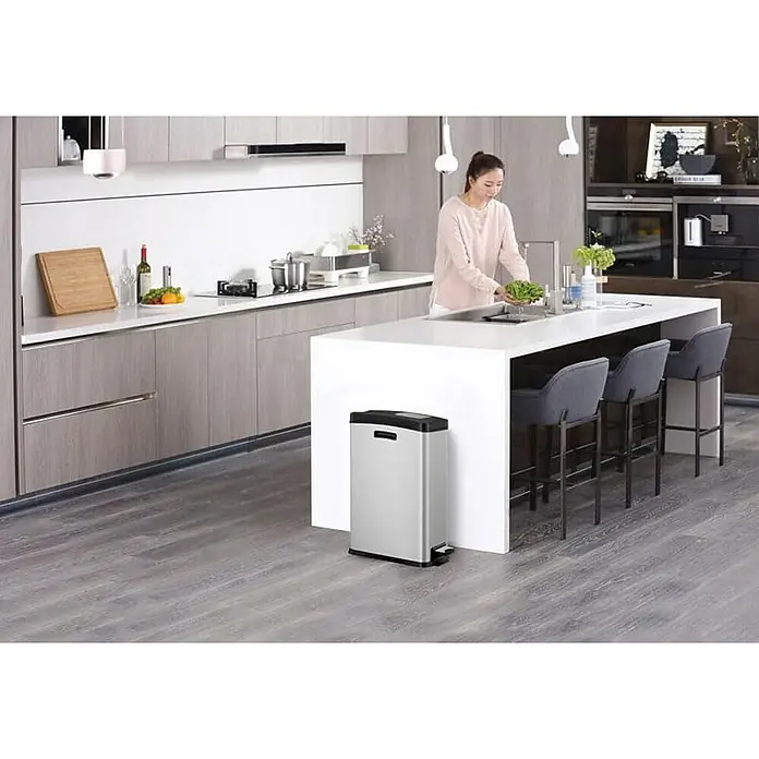 Proregal Treteimer Schmaler rechteckiger Pedaleimer mit Softclose-Deckel - 30 l, Kunststoff, Edelstahl / Silber - Edelstahl-Treteimer im modernen Küchendesign. Praktisch und stilvoll für die Abfallentsorgung im Alltag.