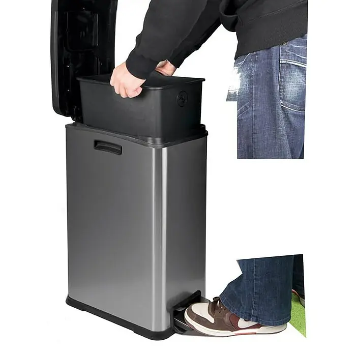 Proregal Treteimer Schmaler rechteckiger Pedaleimer mit Softclose-Deckel - 30 l, Kunststoff, Edelstahl / Silber - Ein Mülleimer aus Edelstahl wird mit dem Fuß geöffnet, während jemand den Inneneimer herausnimmt, um ihn zu leeren.