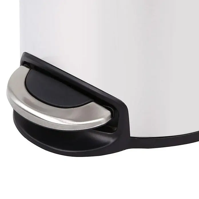 Proregal Treteimer - 5 l, Kunststoff, Weiß - Detailaufnahme eines weißen Treteimers mit schwarzem Sockel und silbernem Pedal. Ein praktisches und hygienisches Haushaltsutensil.