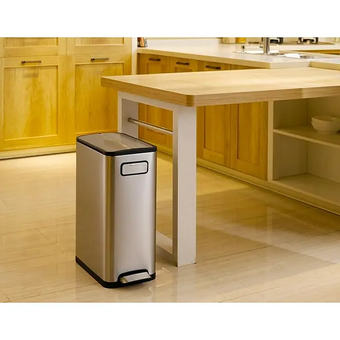 Proregal Treteimer Modern designter Treteimer zur Abfallscheidung aus gebürstetem Edelstahl - 30 l, Edelstahl, Edelstahl - Edelstahl-Abfalleimer mit Fußpedal in einer modernen Küche. Der schlanke Behälter fügt sich elegant in die Küchenumgebung ein und sorgt für Hygiene.