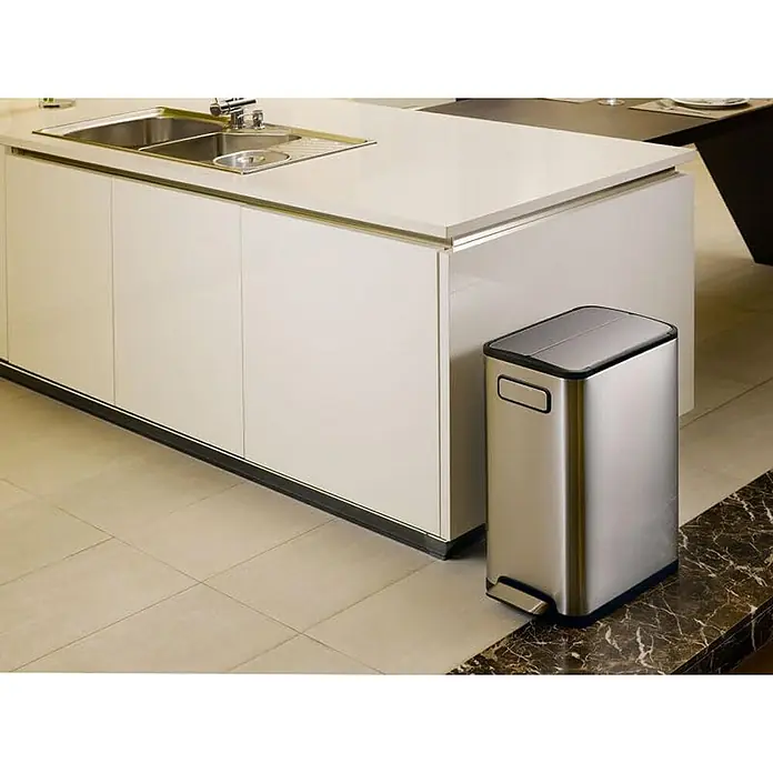 Proregal Treteimer Modern designter Treteimer zur Abfallscheidung aus gebürstetem Edelstahl - 30 l, Edelstahl, Edelstahl - Küche mit einer Spüle und einem silberfarbenen, rechteckigen Mülleimer mit Fußpedal für eine hygienische Entsorgung von Abfällen.