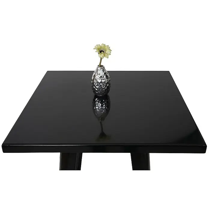 Chefgastro Garten-Stehtisch mit Metall-Tischplatte - Eckig, Schwarz - Elegantes Bild eines modernen schwarzen Tisches mit einer dekorativen Vase und Blume, perfekt für stilvolle Innenräume.
