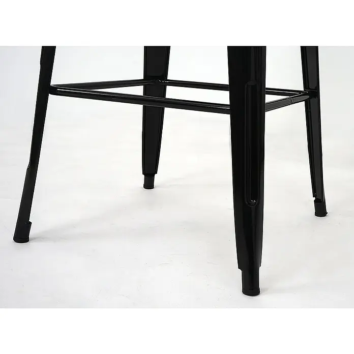 Chefgastro Garten-Stehtisch mit Metall-Tischplatte - Eckig, Schwarz - Detailaufnahme eines schwarzen Barstuhls aus Metall mit minimalistischem Design und vier Beinen.