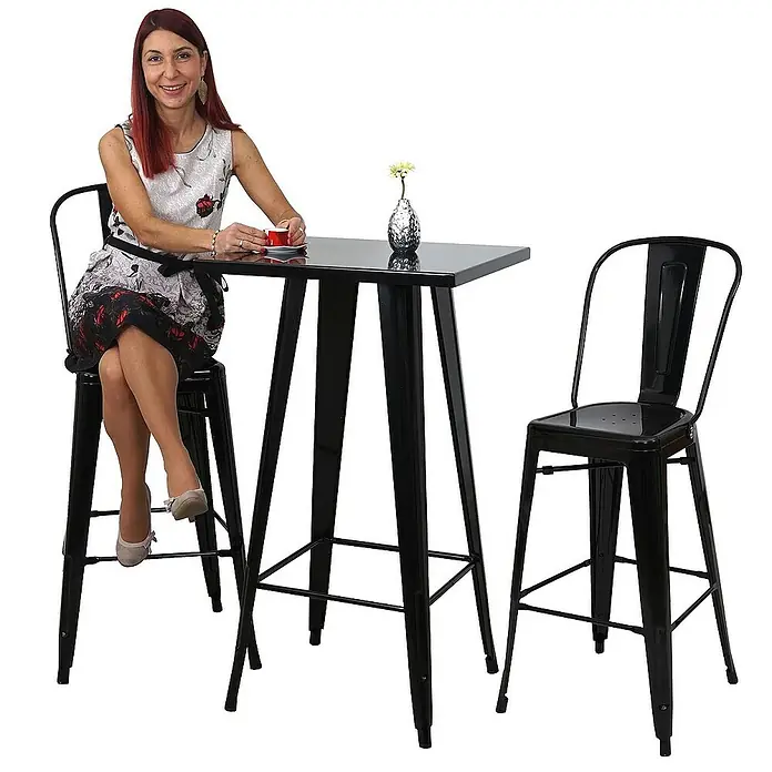 Chefgastro Garten-Stehtisch mit Metall-Tischplatte - Eckig, Schwarz - Ein schicker, schwarzer Barstuhl und passender Stehtisch mit einer eleganten Dame, die einen Kaffee genießt. Ideal für stilvolle Bars oder Küchen.