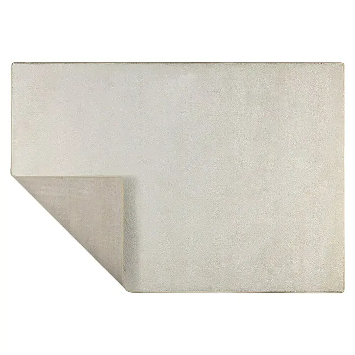 Kurzflorteppich Sundae - Creme, 200 x 200 cm, 100 % Polypropylen - Ein cremefarbener Teppich mit einer umgeklappten Ecke, der die Textur und die Verarbeitung des Teppichs zeigt. Ideal für Wohnräume.