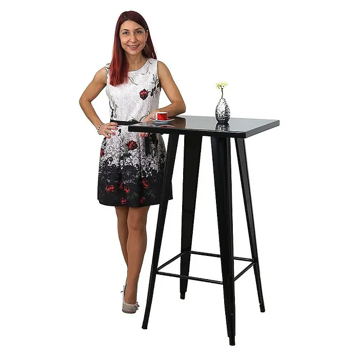 Chefgastro Garten-Stehtisch mit Metall-Tischplatte - Eckig, Schwarz - Elegantes Foto von einem schwarzen Bar-Tisch mit einer Vase und Tasse, neben dem eine Frau in einem floralen Kleid steht, ideal für stilvolle Einrichtungen.
