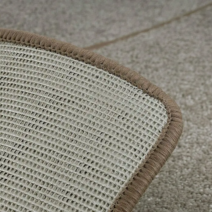 Kurzflorteppich Sundae - Beige, 200 x 200 cm, 100 % Polypropylen - Nahaufnahme einer beigen Teppichunterlage mit brauner Umrandung. Ideal für zusätzlichen Halt und Schutz Ihrer Böden.