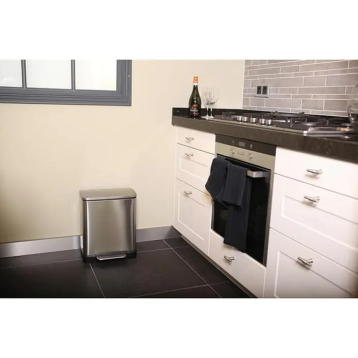 Proregal Treteimer Stilvoller rechteckiger Treteimer mit extra breitem Pedal - 46 l, Edelstahl, Rot, Deckel Edelstahl - Dieser Edelstahl-Treteimer ist eine stilvolle und funktionale Ergänzung für jede Küche. Er ist langlebig, hygienisch und leicht zu reinigen.