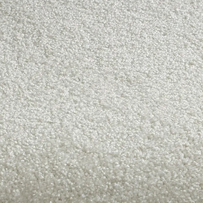 Kurzflorteppich Sundae - Creme, 200 x 200 cm, 100 % Polypropylen - Nahaufnahme von flauschigem, weißem Teppichboden. Perfekt für Wohnzimmer, Schlafzimmer und andere Wohnbereiche, um Wärme und Komfort zu bieten.