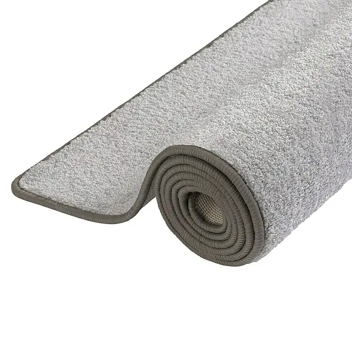 Kurzflorteppich Sundae - Silber, 200 x 200 cm, 100 % Polypropylen - Nahaufnahme eines gerollten, hellgrauen Teppichs mit sauberem, modernem Design. Ideal für Wohnraumgestaltung und Komfort.