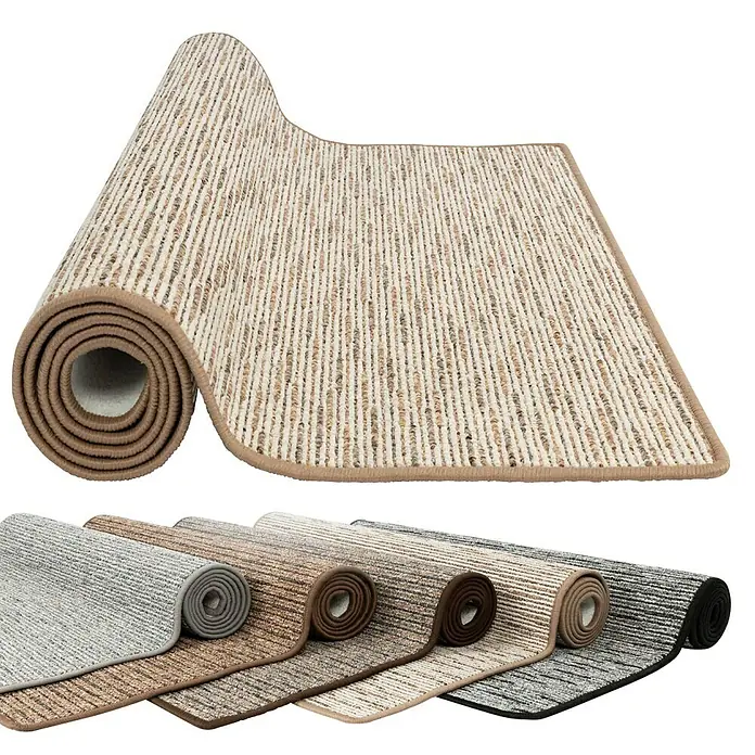Flachgewebeteppich Geneva - Beige, 200 x 200 cm, 100 % Polypropylen - Beige Teppichbrücke für den Innenbereich, teilweise aufgerollt. Die Unterseite zeigt weitere Teppiche in verschiedenen Farben.