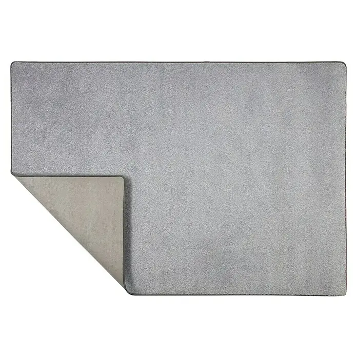 Kurzflorteppich Sundae - Silber, 200 x 200 cm, 100 % Polypropylen - Ein grauer Teppich liegt auf dem Boden, eine Ecke ist umgeklappt, um die Unterseite des Teppichs zu zeigen. Ideal für gemütliche Wohnbereiche.