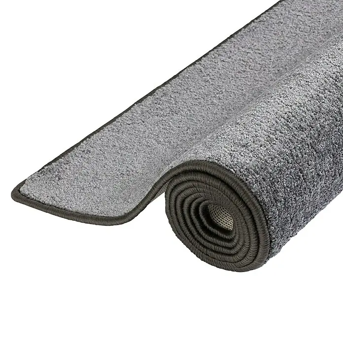 Kurzflorteppich Sundae - Anthrazit, 200 x 200 cm, 100 % Polypropylen - Ein aufgerollter, grauer Teppich mit dunkler Umrandung, der eine weiche Textur und eine dichte Wicklung aufweist. Perfekt für gemütliche Räume.