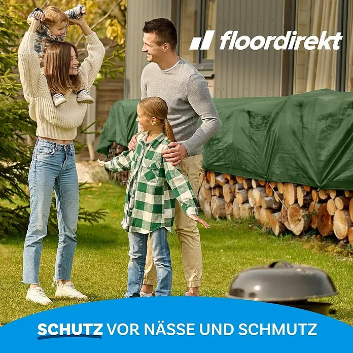 Floordirekt Abdeckplane - L x B: 5 x 3 m, Grammatur: 240 g/m², Grün - Eine Familie steht vor einer Holzabdeckung, die mit einer grünen Plane bedeckt ist, mit dem "floordirekt"-Logo im Bild.