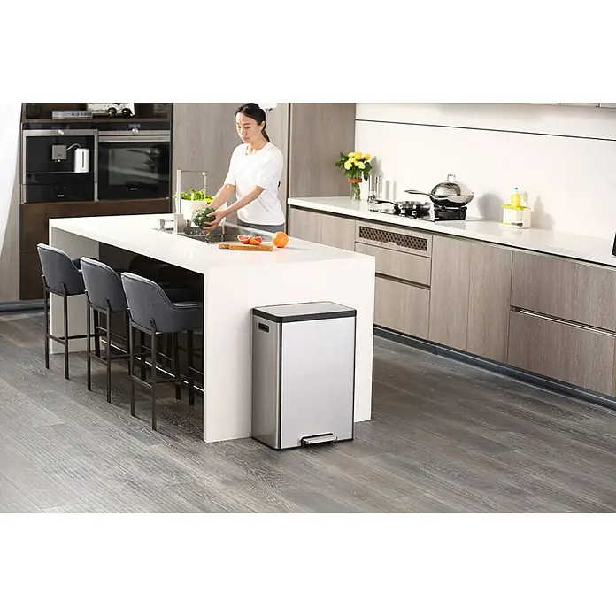 Proregal Treteimer - 45 l, Edelstahl, Silber - Moderner, eckiger Treteimer aus Edelstahl im minimalistischen Küchendesign. Praktische Abfallentsorgung mit Stil.