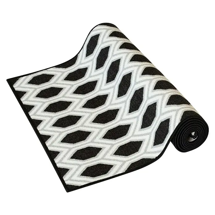 Teppichläufer Bangor - Schwarz/Weiß, 350 x 80 cm, 100 % Polyamid - Aufgerollter Teppich mit geometrischem Muster in Schwarz, Weiß und Grau. Der Teppich ist stilvoll und modern gestaltet.