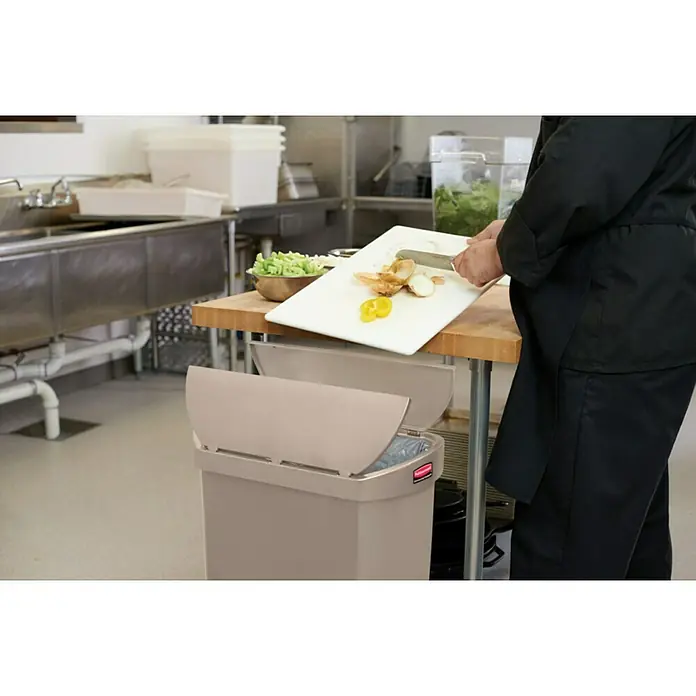 Proregal Treteimer Rubbermaid Slim Jim Step On Container End Step Pedal-Abfalleimer - 50 l, Kunststoff, Beige - Ein großer Rubbermaid-Mülleimer mit zwei Fächern und Deckel für die effiziente Abfallentsorgung in einer gewerblichen Küche.