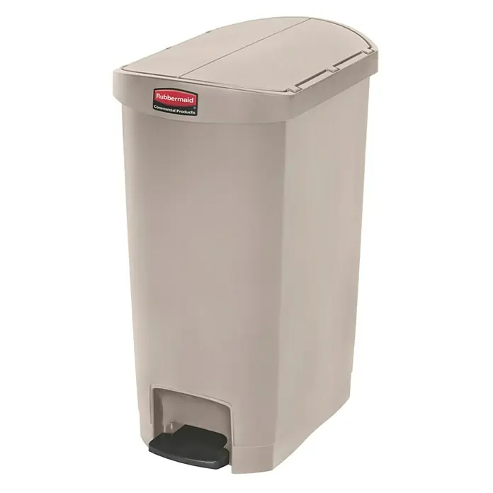 Proregal Treteimer Rubbermaid Slim Jim Step On Container End Step Pedal-Abfalleimer - 50 l, Kunststoff, Beige - Ein beiger Rubbermaid Treteimer für den gewerblichen Einsatz mit einem schwarzen Pedal zur einfachen und hygienischen Abfallentsorgung.