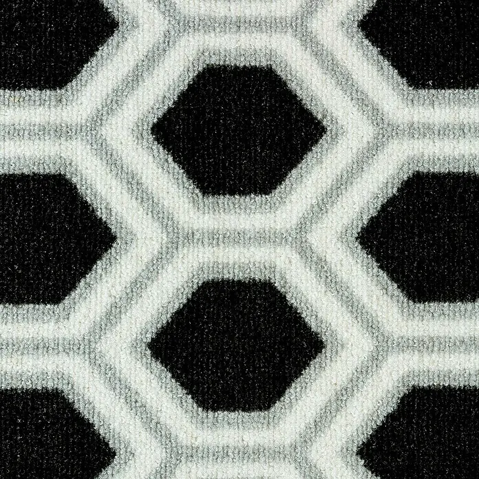 Teppichläufer Bangor - Schwarz/Weiß, 350 x 80 cm, 100 % Polyamid - Nahaufnahme eines Teppichs mit einem sechseckigen, schwarz-weißen Muster, das eine stilvolle und moderne Optik bietet.