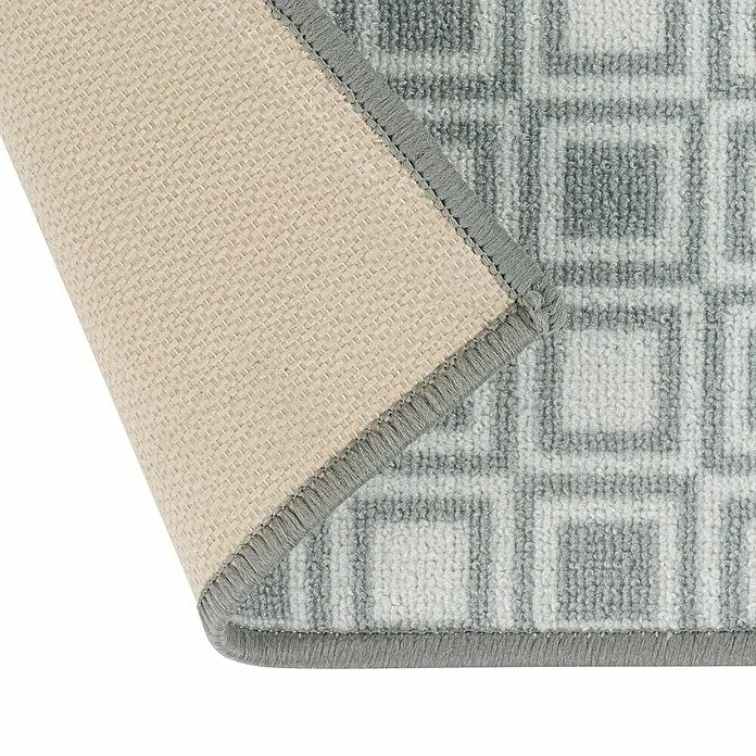 Teppichläufer Bray - Grau, 150 x 80 cm, 100 % Polyamid - Detailansicht eines grauen Teppichs mit geometrischem Muster und beiger Rückseite, der aufgerollt ist.