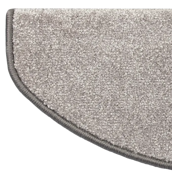 Stufenmatte Sundae - 65 x 23,5 cm, Silber, Halbrund - Nahaufnahme eines grauen Teppichs mit abgerundeten Kanten und einem grauen Bordürenrand. Ideal für ein gemütliches Zuhause.