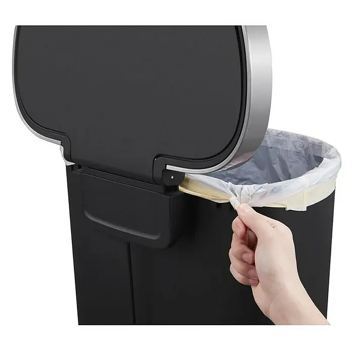 Proregal Treteimer Halbrunder Funktionale Treteimer aus Kunststoff mit Soft-Close-Deckel - 55 l, Kunststoff, Schwarz - Ein schwarzer Mülleimer mit offenem Deckel, bei dem eine Hand eine Mülltüte am Rand festhält.