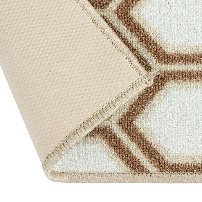 Teppichläufer Cardiff - Braun/Beige, 250 x 80 cm, 100 % Polyamid - Detailansicht eines Teppichs mit geometrischem Muster in Beige und Braun, die die Textur und Verarbeitung hervorhebt.