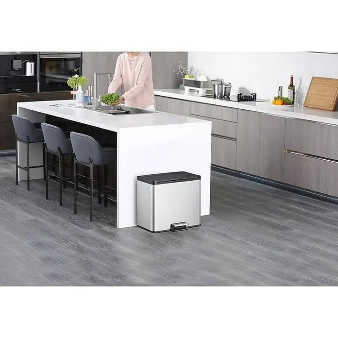 Proregal Treteimer - 29 l, Edelstahl, Silber - Silberfarbener Treteimer mit schwarzem Deckel in einer modernen Küche, der Funktionalität und Stil vereint.