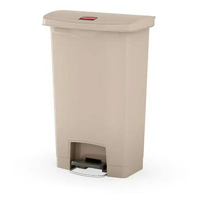 Proregal Treteimer Rubbermaid Slim Jim Step On Container Front Step Pedal-Abfalleimer - 50 l, Kunststoff, Beige - Ein beiger Rubbermaid-Treteimer mit einem roten Logo auf dem Deckel und einem Fußpedal zum Öffnen.