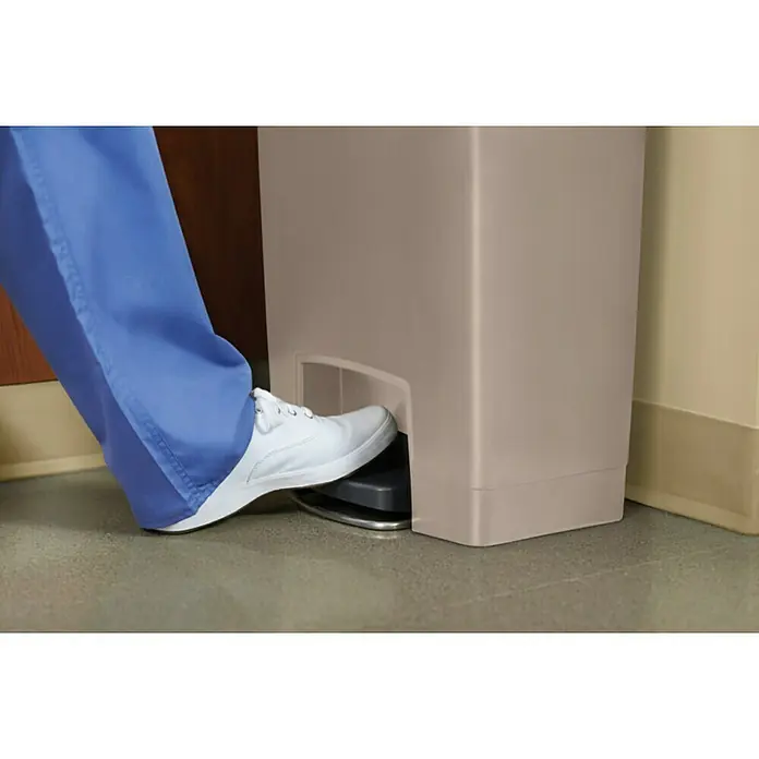 Proregal Treteimer Rubbermaid Slim Jim Step On Container Front Step Pedal-Abfalleimer - 50 l, Kunststoff, Beige - Ein Gesundheitsdienstleister betätigt den Fußhebel eines freihändigen Mülleimers aus Kunststoff mit einem weißen Turnschuh.