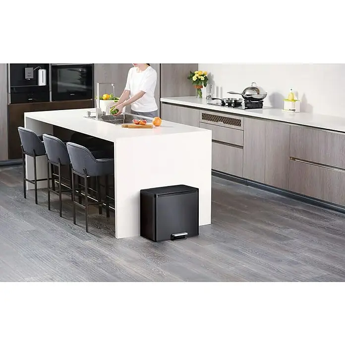 Proregal Treteimer - 29 l, Edelstahl, Schwarz - Ein stilvoller, schwarzer Treteimer in einer modernen Küche. Der Abfalleimer ist kompakt und passt gut unter die Kücheninsel.
