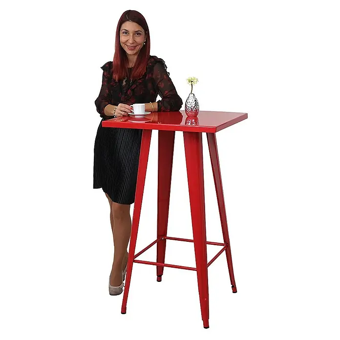 Chefgastro Garten-Stehtisch mit Metall-Tischplatte - Eckig, Rot - Roter Stehtisch mit quadratischer Platte, ideal für Bars oder Bistros, mit einer eleganten Frau und einer Kaffeetasse auf der Platte.