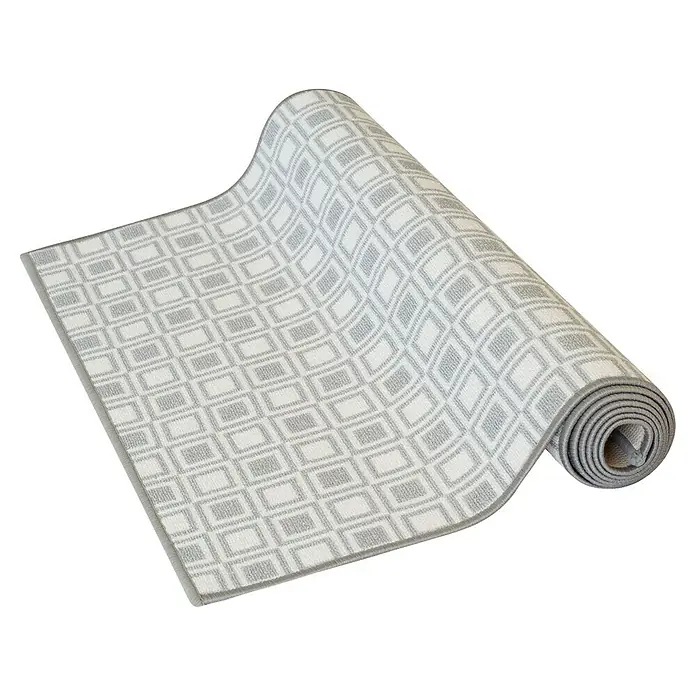 Teppichläufer Bray - Grau, 150 x 80 cm, 100 % Polyamid - Ein gerollter Teppich mit einem grauen Rautenmuster auf weißem Grund. Der Teppich ist sauber gerollt und bereit für den Einsatz.