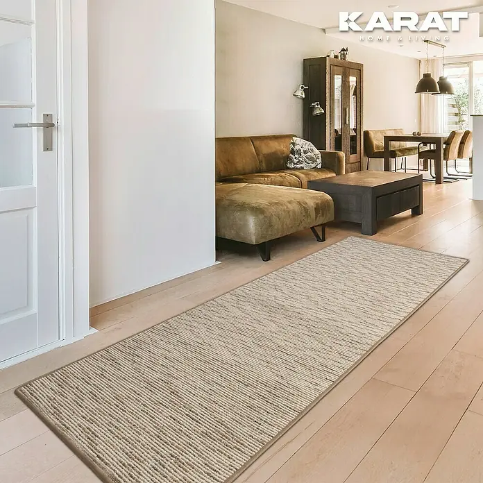 Flachgewebeteppich Geneva - Beige, 200 x 200 cm, 100 % Polypropylen - Ein stilvoller beiger Läufer mit einem dezenten Streifenmuster liegt auf einem hellen Holzboden in einem modern eingerichteten Wohnraum.